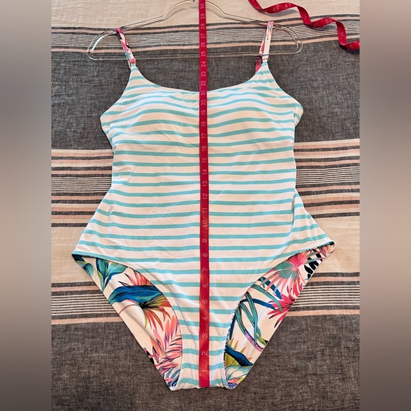 TOMMY BAHAMA | 10| Reversible | Padded - Picture 11 of 16